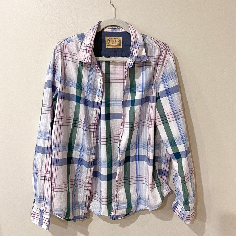 Men’s American Eagle button down plaid shirt.